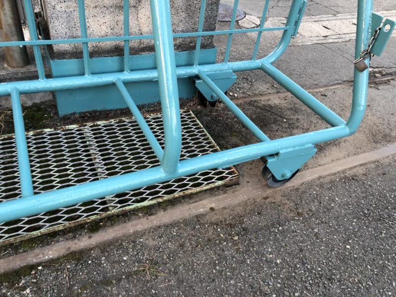 門扉の車輪交換と塗装