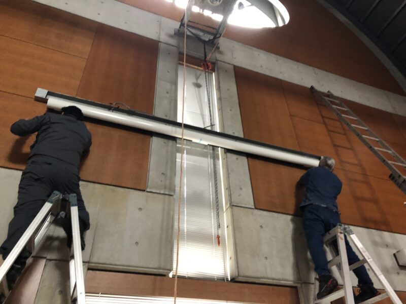 大型プロジェクタースクリーンの更新工事