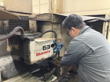 配線図がないCNC平面研削盤を緊急復旧　現地配線修理とエラー原因究明
